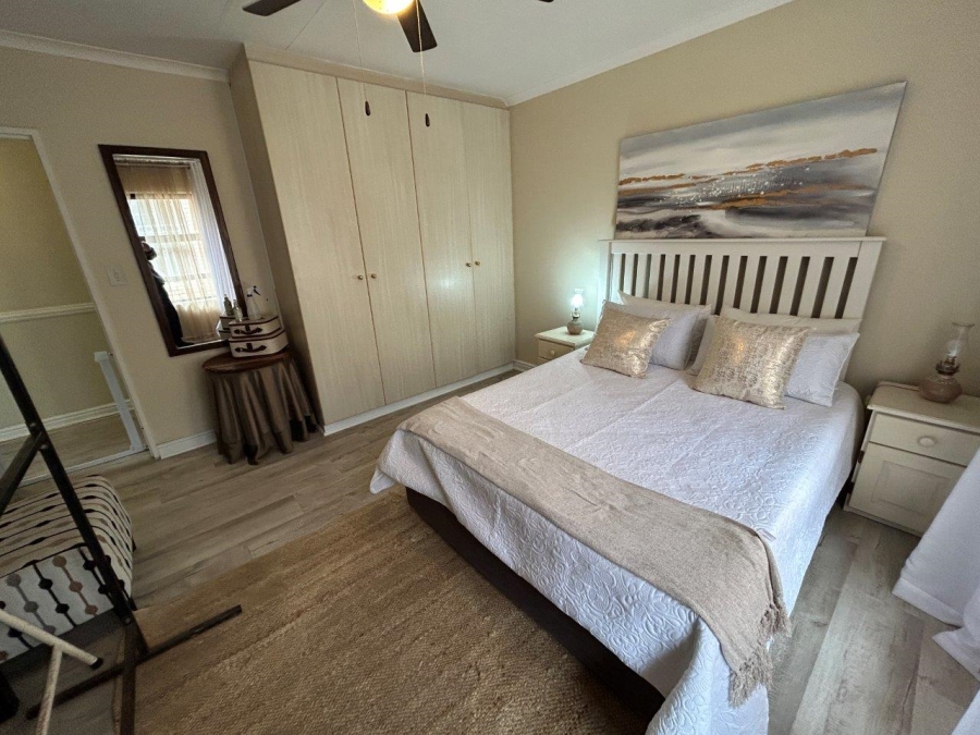 6 Bedroom Property for Sale in Wavecrest Eastern Cape